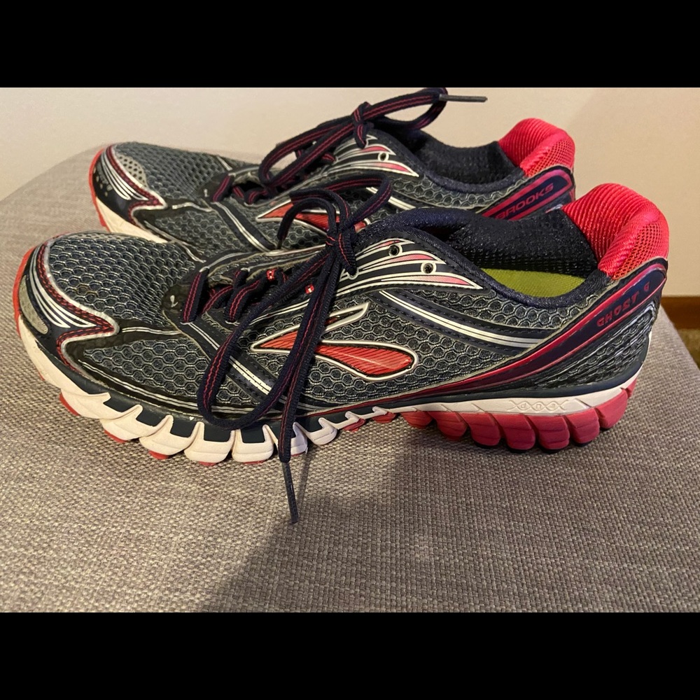 Womens size 9.5 brooks ghost tennis shoes